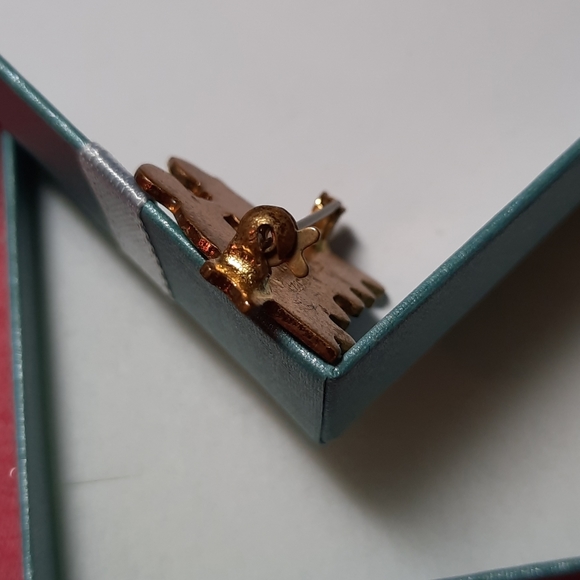 Vintage Dutch Couple on a Bench Scatter Pin - Picture 5 of 5